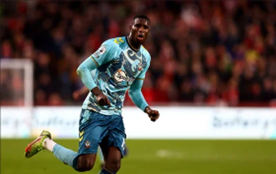 Video:Â Â Onuachu mobbed by fans as he arrives in Turkey to seal Trabzonspor moveÂ 