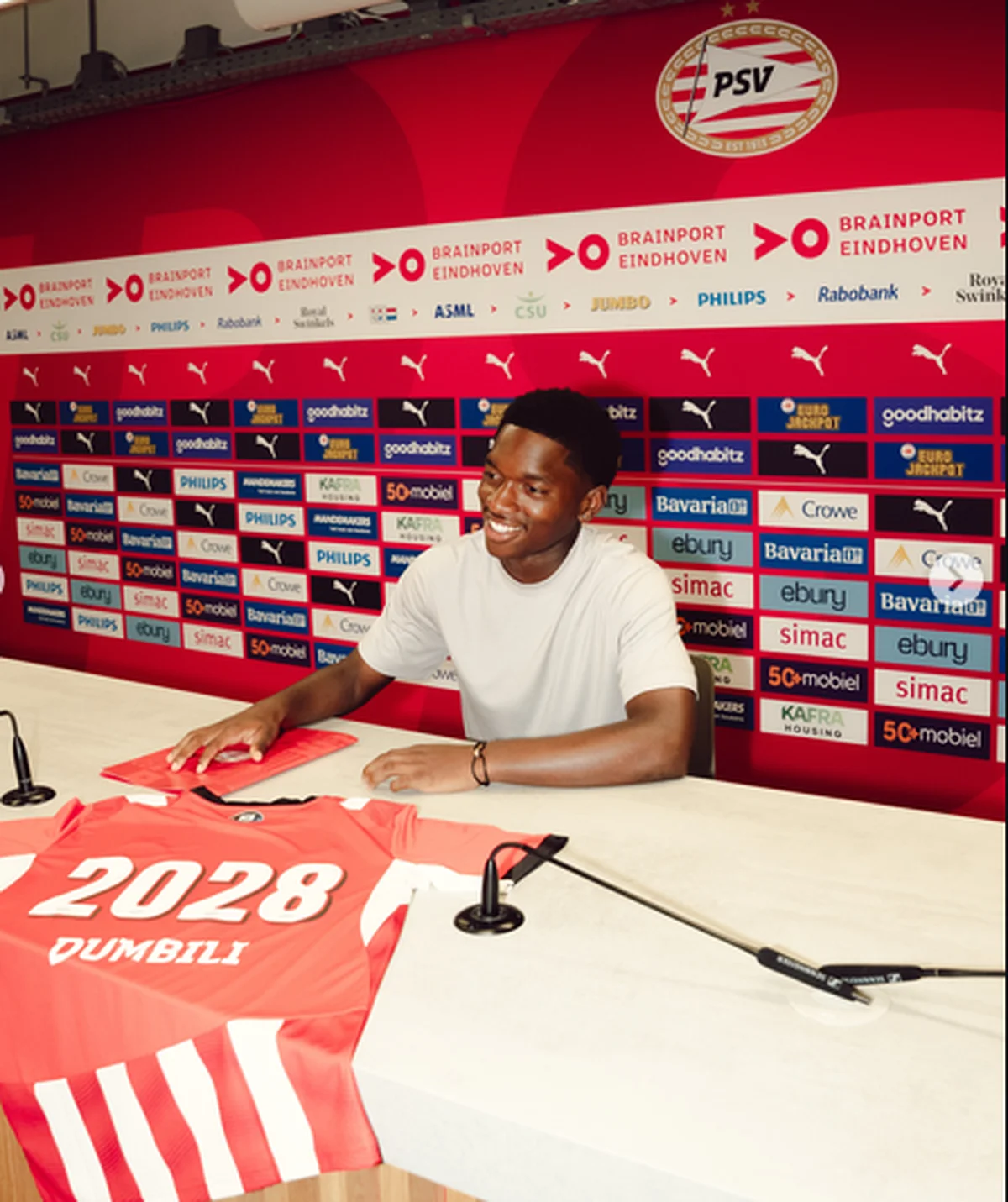 Confirmed: Nigerian forward signs new deal with PSV after younger brother's departure